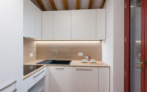 Marielena Authentic Chianti Retreat: Panoramic Vie: Parete, Cucina, Legna, Interior Design, Controsoffitto, Pavimentazione, Elettrodomestico Da Cucina, Cabinetry, Pavimento, Apparecchio Major