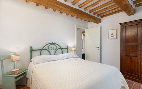 Marielena Authentic Chianti Retreat: Panoramic Vie: Parete, Camera Da Letto, Mobilia, Letto, Interior Design, Soffitto, Pavimento, Pavimentazione, Bedding, Lenzuolo