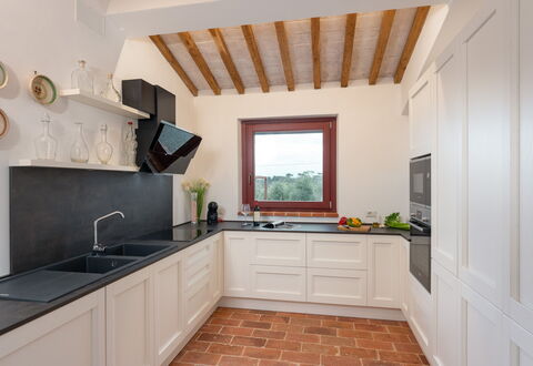 Marielena Authentic Chianti Retreat: Panoramic Vie: Cucina, Controsoffitto, Interior Design, Pavimentazione, Elettrodomestico Da Cucina, Cabinetry, Legna, Mobilia, Pavimento, Casa