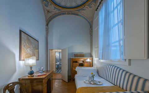 Elegant Suite: Florence Apartment with View on Med: Mobilia, Interior Design, Soffitto, Camera, Pavimentazione, Pavimento, Casa, Soggiorno, Divano, Cornice