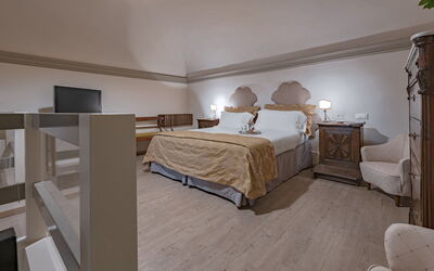 Elegant Suite: Exclusive Florence Apartment with V