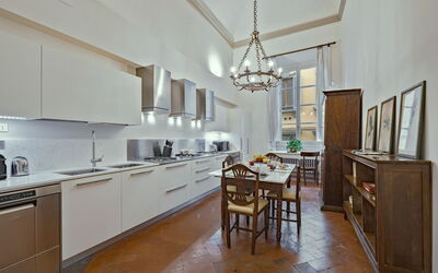 Elegant Suite: Exclusive Florence Apartment with V