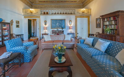Elegant Suite: Exclusive Florence Apartment with V