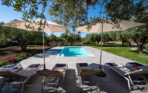 Villa Virginia: Piscina, Mobili Da Esterno, Mobilia, Sedia, Ricorrere, Shade, Ombrello, Lettino, Tavolo Esterno, Tempo Libero