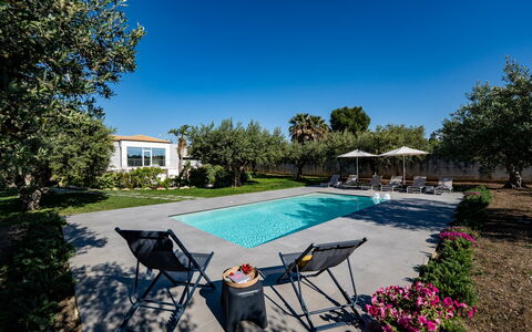 Villa Virginia: Blu, Piscina, Mobili Da Esterno, Giardino, Ricorrere, Estate, Shade, Landscaping, Eco Hotel, Villa