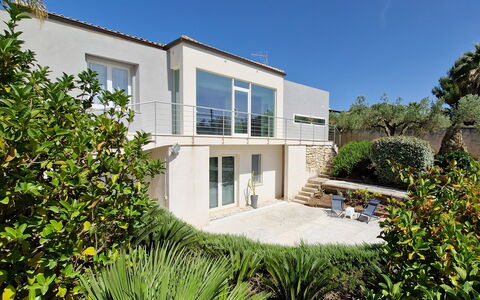 Villa Virginia: Zona Residenziale, Arbusto, Casa, Estate, Balcone, Giardino, Villa, Landscaping, Dimora, Hacienda
