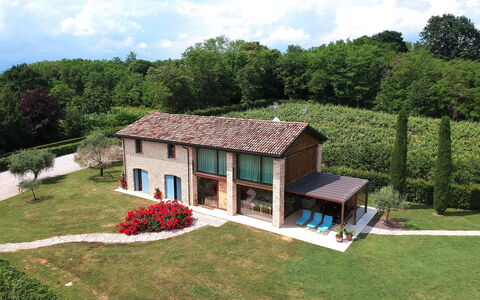 Villa Montello Pool, Jacuzzi, Ac, Wifi, Treviso: Casa, Casa, Arbusto, Villetta, Tetto, Agriturismo, Zona Residenziale, Giardino, Lotto, Estate