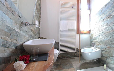 Villa Montello Pool, Jacuzzi, Ac, Wifi, Treviso: Pavimentazione, Pavimento, Interior Design, Idraulico Fixture, Piastrella, Bagno, Soffitto, Rubinetto, Idraulico, Muro ​​Di Pietra