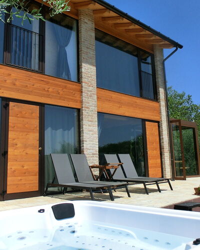 Villa Montello Pool, Jacuzzi, Ac, Wifi, Treviso: Materiale Composito, Piscina, Shade, Eco Hotel, Color Legno, Estate, Mobili Da Esterno, Villa, Ricorrere, Latifoglie