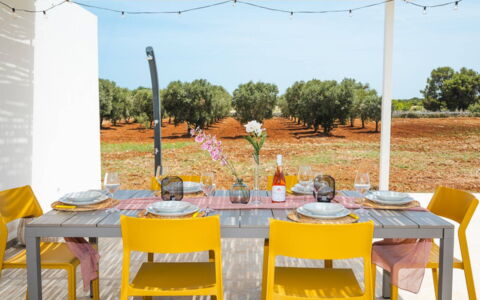 Villa Donnosanto a 5 Minuti Da Spiaggia. Ostuni 10: Mobilia, Sedia, Tavolo, Mobili Da Esterno, Cucina & Sala Da Pranzo Tavolo, Tavolo Esterno, Ristorante, Tavola, Sala Da Pranzo, Tovaglia