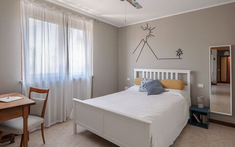La Casa del Saggio: Letto, Mobilia, Interior Design, Camera Da Letto, Bedding, Parete, Pavimento, Pavimentazione, Lenzuolo, Soffitto