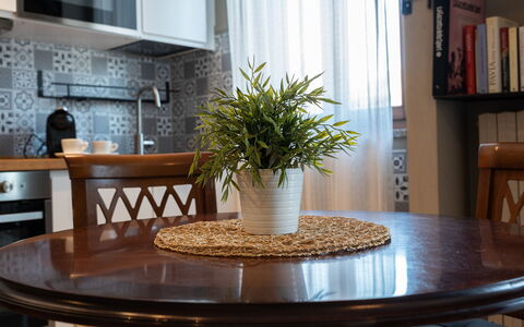La Casa del Saggio: Mobilia, Interior Design, Legna, Tavolo, Vaso Di Fiori, Illuminazione, Pavimentazione, Tavola, Cucina & Sala Da Pranzo Tavolo, Sala Da Pranzo