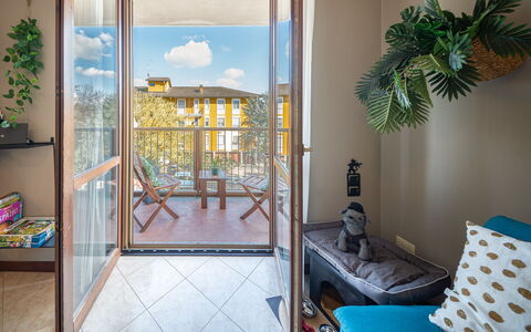 La Casa del Saggio: Legna, Interior Design, Appartamento, Color Legno, Bicchiere, Sedia, Pavimento In Legno, Latifoglie, Balcone, Design