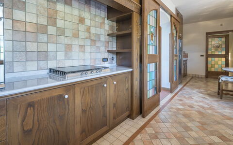 Villa Alessia Luxury: Pavimentazione, Interior Design, Legna, Cucina, Controsoffitto, Pavimento, Soffitto, Cabinetry, Illuminazione, Mobilia