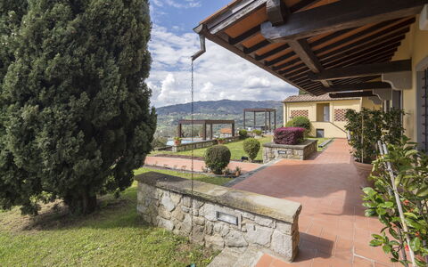 Villa Alessia Luxury: Balcone, Giardino, Landscaping, Eco Hotel, Villa, Vaso Di Fiori, Pianta Della Casa, Hacienda, Recinzione, Portico