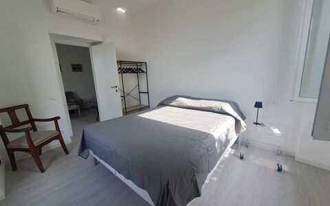 Central Design Flat With Parking, Bogliasco: Mobilia, Letto, Pavimento, Camera Da Letto, Pavimentazione, Interior Design, Lenzuolo, Bedding, Legna, Camera