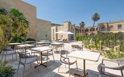 Palazzo Corte Dei Granai: Cortile, Hacienda, Estate, Landscaping, Giardino, Shade, Cortile, Sedia, Dimora