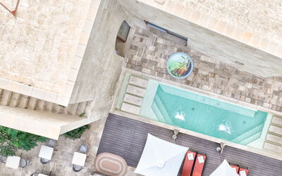 Palazzo Corte Dei Granai: Piscina, Materiale Composito, Appartamento, Mobili Da Esterno, Ricorrere, Hotel, Lettino, Cortile, Villa, Piastrella