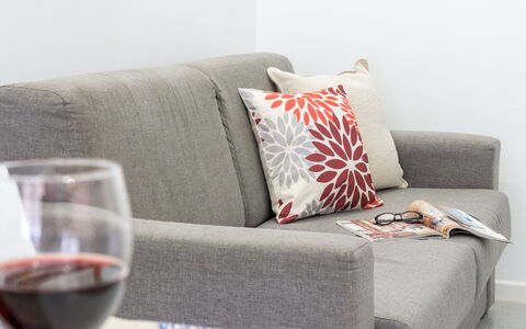 La Rondine Apartment: Mobilia, Interior Design, Divano, Cuscino, Lancia Cuscino, Tessile, Soggiorno, Pavimentazione, Cuscino, Casa