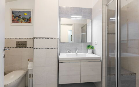 La Rondine Apartment: Idraulico Fixture, Lavello, Bagno, Lavandino Del Bagno, Interior Design, Pavimentazione, Pavimento, Rubinetto, Specchio, Idraulico