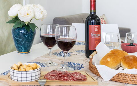 La Rondine Apartment: Cibo, Tavola, Ingrediente, Stemware, Bicchiere Di Vino, Bicchieri, Tavolo, Vino, Bottiglia