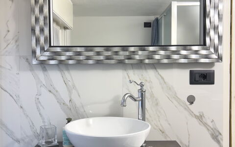 Casa Nina Seconda - Sanremo: Interior Design, Idraulico Fixture, Specchio, Lavandino Del Bagno, Lavello, Pavimentazione, Pavimento, Bagno, Rubinetto, Idraulico