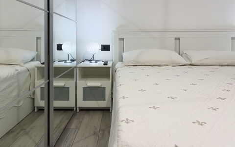 Casa Nina Seconda - Sanremo: Mobilia, Letto, Interior Design, Camera Da Letto, Pavimentazione, Pavimento, Bedding, Lenzuolo, Camera, Tessile
