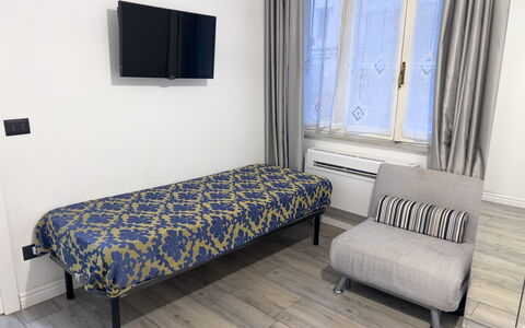 Casa Nina Seconda - Sanremo: Pavimentazione, Pavimento, Interior Design, Mobilia, Camera Da Letto, Biancheria, Letto, Camera, Lenzuolo, Telaio Del Letto