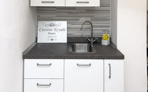 Casa Nina Seconda - Sanremo: Controsoffitto, Cucina, Cabinetry, Lavello, Lavandino Della Cucina, Interior Design, Idraulico Fixture, Rubinetto, Pavimentazione, Elettrodomestico Da Cucina