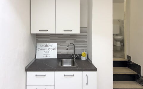 Casa Nina Seconda - Sanremo: Cucina, Controsoffitto, Interior Design, Lavello, Pavimentazione, Idraulico Fixture, Elettrodomestico Da Cucina, Lavandino Della Cucina, Cabinetry, Pavimento