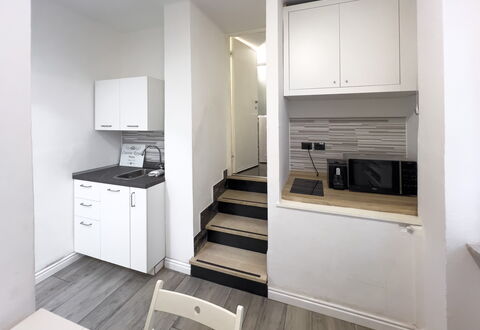 Casa Nina Seconda - Sanremo: Legna, Pavimentazione, Interior Design, Pavimento, Appartamento, Camera, Soffitto, Pavimento In Legno, Cucina, Apparecchio Major