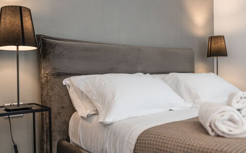Santo Stefano Raro Rooms Collection: Letto, Camera Da Letto, Mobilia, Bedding, Lenzuolo, Biancheria, Interior Design, Lancia Cuscino, Pavimento, Cuscino