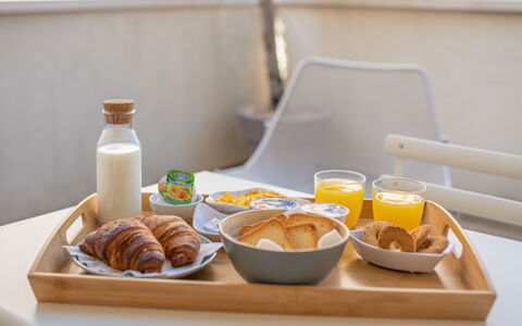 Santo Stefano Raro Rooms Collection: Cibo, Tavola, Serveware, Mobilia, Tavolo, Dishware, Bicchieri, Prima Colazione, Ingrediente