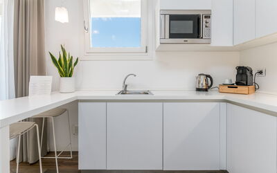 Suite Terra - Raro Rooms Collection - Santo Stefan: Cucina, Controsoffitto, Mobilia, Interior Design, Elettrodomestico Da Cucina, Cabinetry, Legna, Pavimentazione, Apparecchio Major, Camera