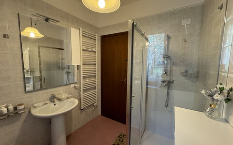 Il Volo Del Nibbio: Idraulico Fixture, Pavimentazione, Bagno, Lavandino Del Bagno, Pavimento, Interior Design, Lavello, Rubinetto, Idraulico, Camera