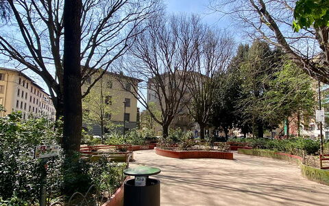 Green Suite Florence: Spazio Pubblico, Primavera, Shade, Giardino, Marciapiede, Passerella, Landscaping, Cortile, Driveway, Panchina
