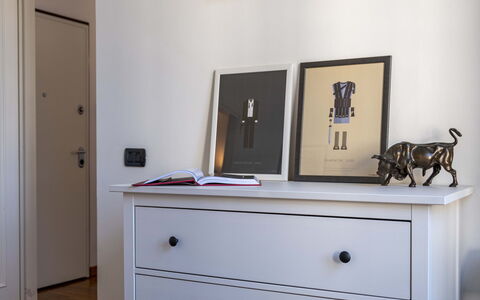 Green Suite Florence: Mobilia, Interior Design, Camera, Pavimentazione, Pavimento, Casa, Cassetto, Dresser, Cabinetry