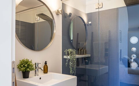Green Suite Florence: Bagno, Idraulico Fixture, Interior Design, Specchio, Lavandino Del Bagno, Pavimentazione, Pavimento, Lavello, Lampada, Illuminazione