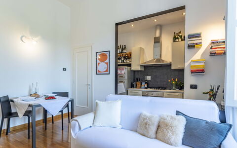 Green Suite Florence: Mobilia, Interior Design, Pavimentazione, Camera, Pavimento, Divano, Legna, Soffitto, Tavolo, Soggiorno