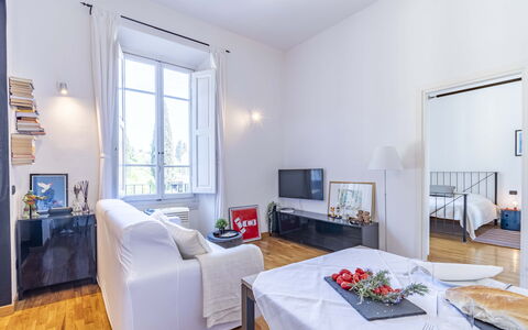Green Suite Florence: Mobilia, Interior Design, Pavimentazione, Pavimento, Camera, Soffitto, Divano, Soggiorno, Appartamento, Tavolo