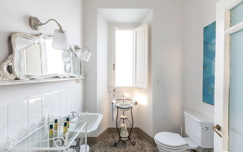 Villa Amelia: Bagno, Parete, Idraulico Fixture, Interior Design, Pavimentazione, Idraulico, Pavimento, Rubinetto, Lavello, Casa