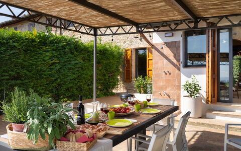 Casa Meletta: Mobilia, Tavolo, Sedia, Mobili Da Esterno, Tavolo Esterno, Cucina & Sala Da Pranzo Tavolo, Shade, Giardino, Struttura Esterna, Vaso Di Fiori