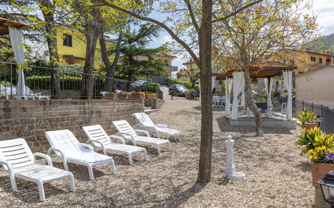 Agriturismo Casa Da Pietro: Mobili Da Esterno, Shade, Balcone, Cortile, Recinzione, Sedia, Pianta Della Casa, Vaso Di Fiori, Cortile, Home Scherma