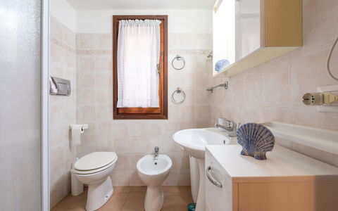 Casa ai Mandorli: Toilet Seat, Idraulico Fixture, Gabinetto, Bagno, Pavimentazione, Lavandino Del Bagno, Lavello, Pavimento, Interior Design, Rubinetto
