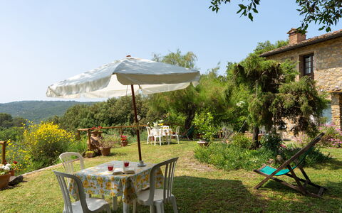 Casa Livia: Mobilia, Tavolo, Mobili Da Esterno, Sedia, Arbusto, Tavolo Esterno, Giardino, Cucina & Sala Da Pranzo Tavolo, Backyard, Shade
