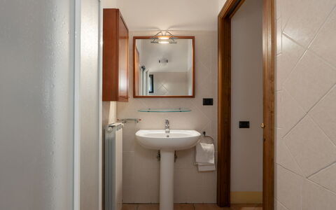Casa Livia: Parete, Idraulico Fixture, Lavandino Del Bagno, Legna, Pavimentazione, Interior Design, Lavello, Pavimento, Bagno, Specchio