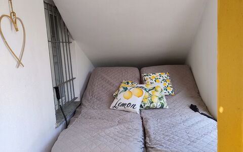 Cottage Wisteria: Legna, Pavimento, Pavimentazione, Camera Da Letto, Interior Design, Mobilia, Biancheria, Letto, Bedding, Camera