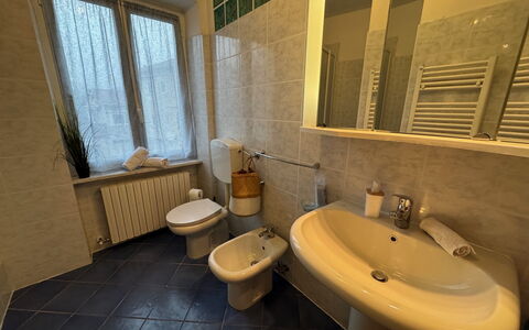 Cottage Wisteria: Pavimentazione, Idraulico Fixture, Pavimento, Bagno, Lavandino Del Bagno, Lavello, Toilet Seat, Idraulico, Rubinetto, Interior Design