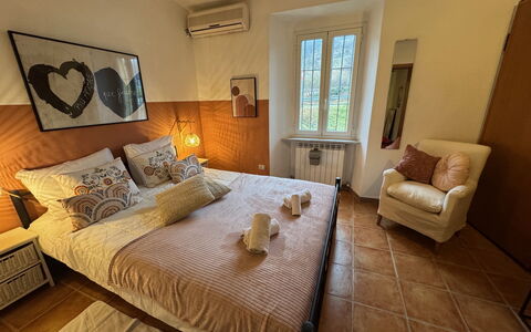 Cottage Wisteria: Mobilia, Legna, Pavimento, Pavimentazione, Camera Da Letto, Interior Design, Letto, Biancheria, Camera, Illuminazione