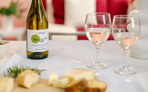 Movie Suite Jesi: Cibo, Tavola, Bottiglia, Ingrediente, Barware, Bicchieri, Bottiglia Di Vetro